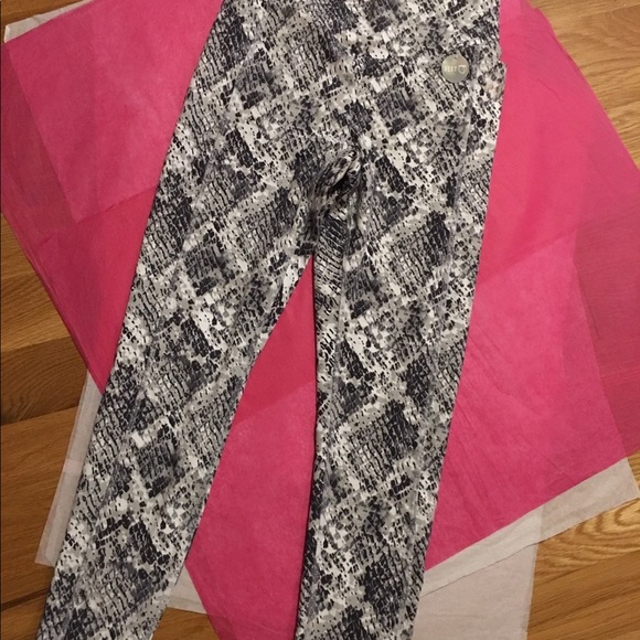 ❤️VS PINK S/M ULTIMATE V-LEGGING & SPORTS BRA❤️ - Picture 2 of 8